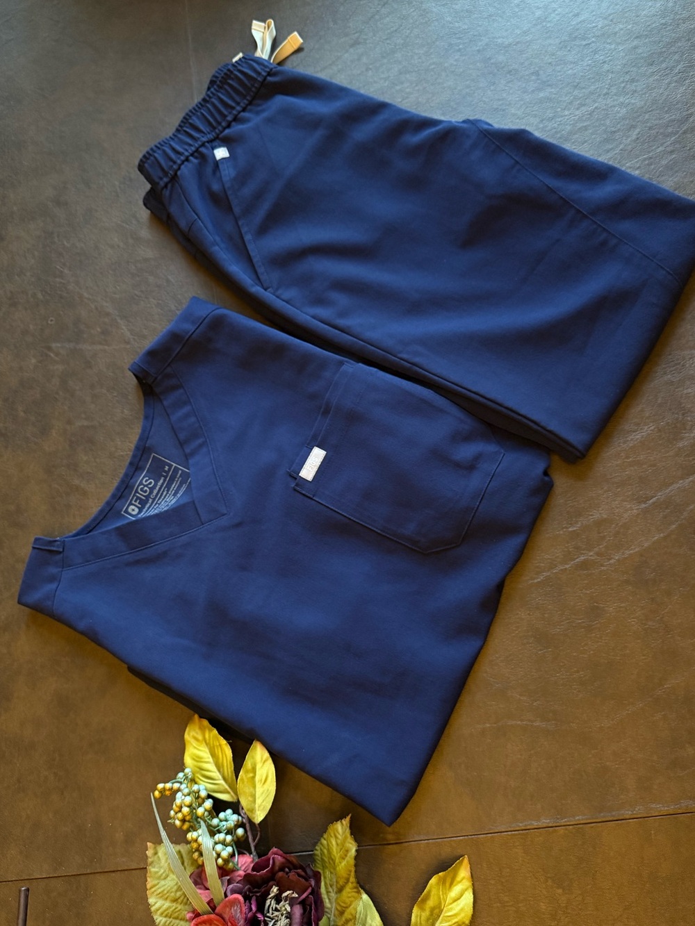 FIGS Men’s Navy Scrub Set: Leon Scrub Top (M) & Tansen Jogger Pant (S)